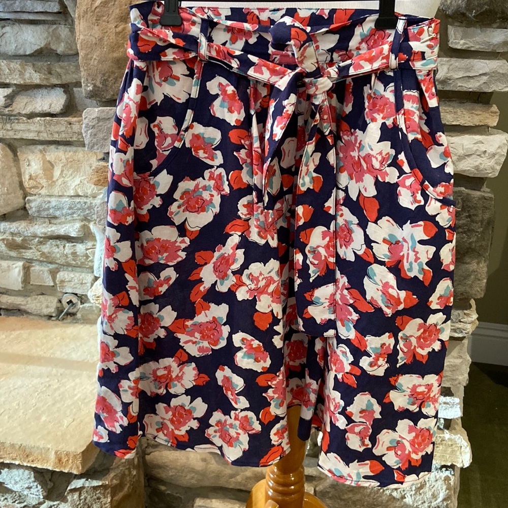 Modbe, size medium skirt in a classic style with lots of cute details